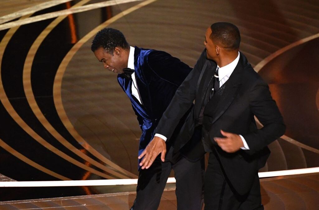 Will Smith chiede scusa a Chris Rock per lo schiaffo agli Oscar 2022