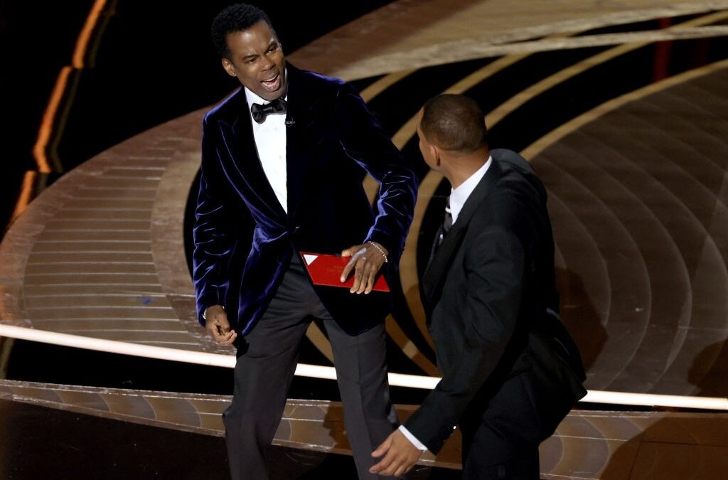 Will Smith picchia Chris Rock agli Oscar 2022 ed è subito meme