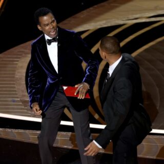 Will Smith picchia Chris Rock agli Oscar 2022 ed è subito meme