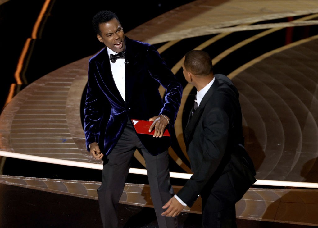Will Smith picchia Chris Rock agli Oscar 2022 ed è subito meme