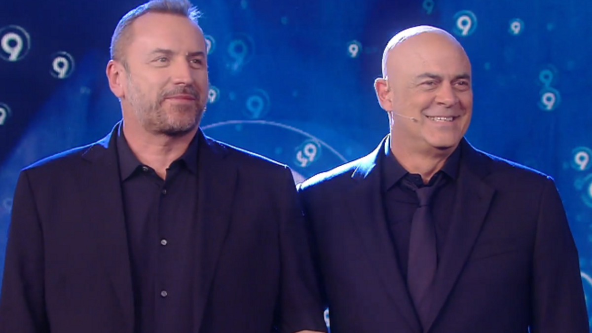 Fratelli di Crozza, Andrea Zalone torna in studio dopo la positività. Il comico: “Si è arruolato a Mariupol?”