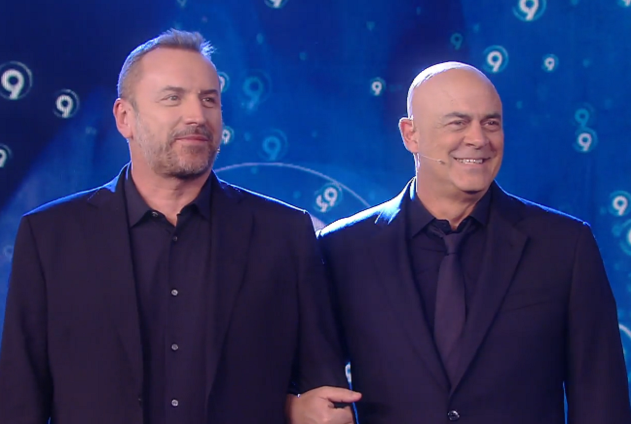 Fratelli di Crozza, Andrea Zalone torna in studio dopo la positività. Il comico: “Si è arruolato a Mariupol?”