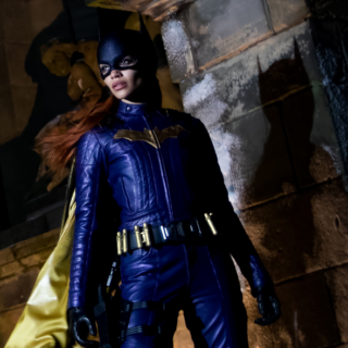 Batgirl Leslie Grace pubblica un video con nuove immagini del costume (2)