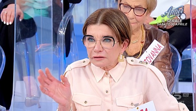 Uomini e Donne, la sorella di Elisabetta Franchi: “Se esco con uomo non vado in una pizzeria d’asporto” (video)