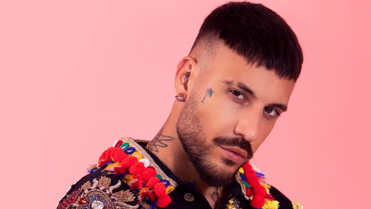 Fred De Palma in gara a Sanremo 2024 con Il cielo non ci vuole