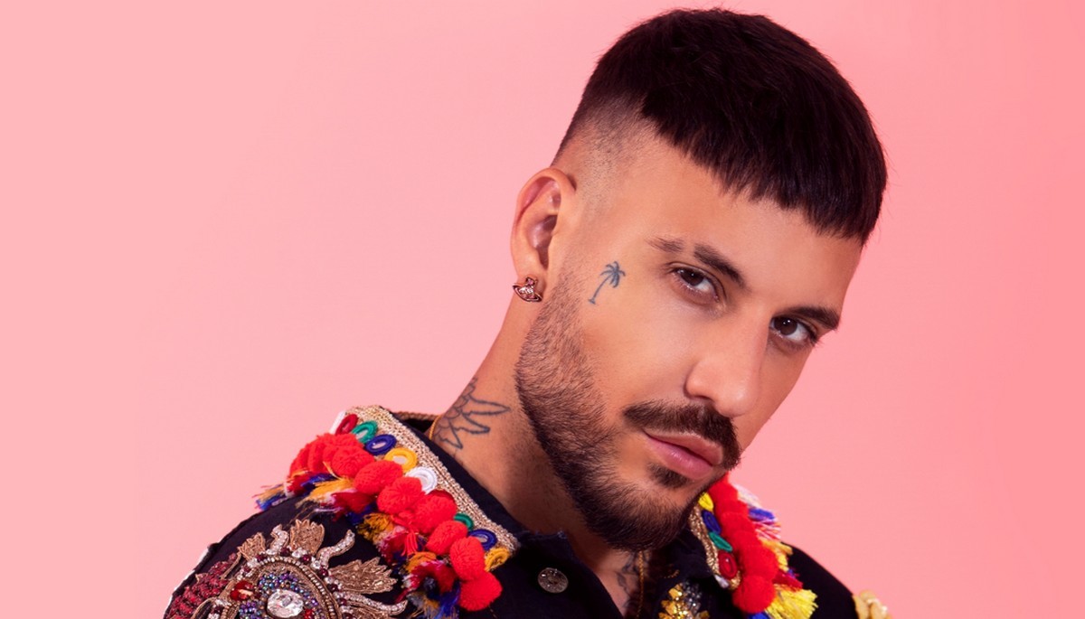 Fred De Palma in gara a Sanremo 2024 con Il cielo non ci vuole