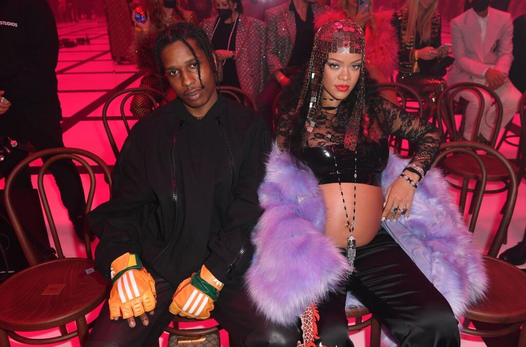 Rihanna, incinta, è stata tradita da A$AP Rocky? Arriva la smentita di Amina Muaddi: “Bugia infondata diffusa sui social media”