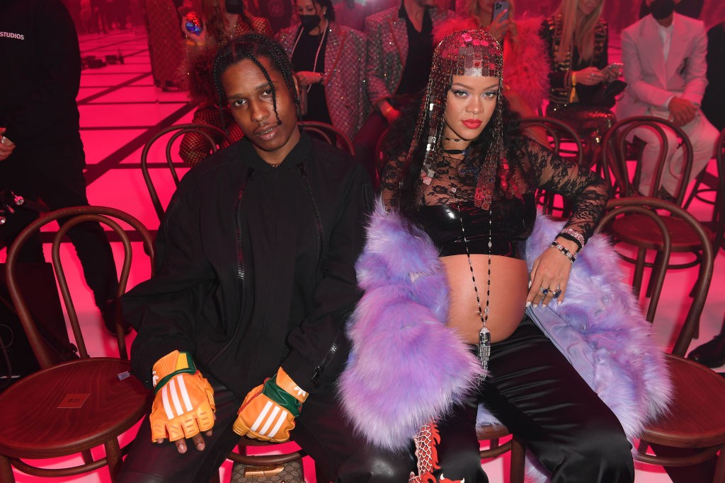 Rihanna, incinta, è stata tradita da A$AP Rocky? Arriva la smentita di Amina Muaddi: “Bugia infondata diffusa sui social media”