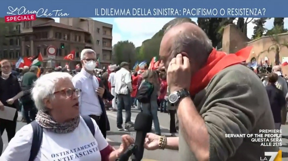L’Aria che tira, Vauro attacca Mattarella. Una signora lo sgrida in diretta: “Ma cosa dici?” (Video)