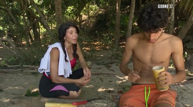 L’Isola dei Famosi 16, Carmen Di Pietro ad Alessandro: “Qualcuno ti ha fatto il lavaggio del cervello” (video)