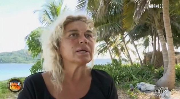 L’Isola dei Famosi 16, la confessione di Ilona Staller a Lory Del Santo su Marco Cucolo e Licia Nunez (video)