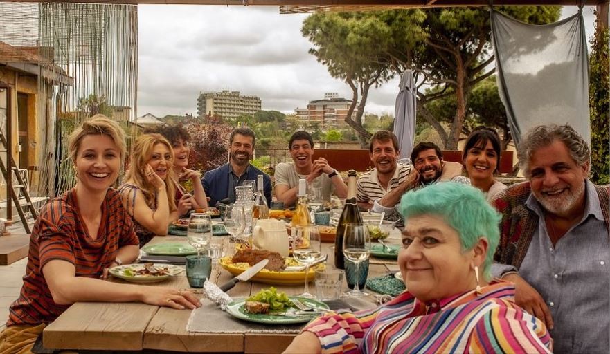Le fate ignoranti, Mil Pasos è la canzone ballata durante una scena della serie tv (ed era stata reinterpretata da Chiara Galiazzo)