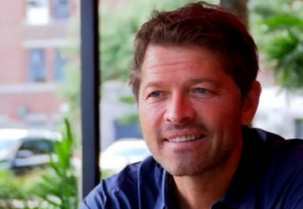 Supernatural, Misha Collins fa coming out come bisessuale a due anni da quello del suo personaggio