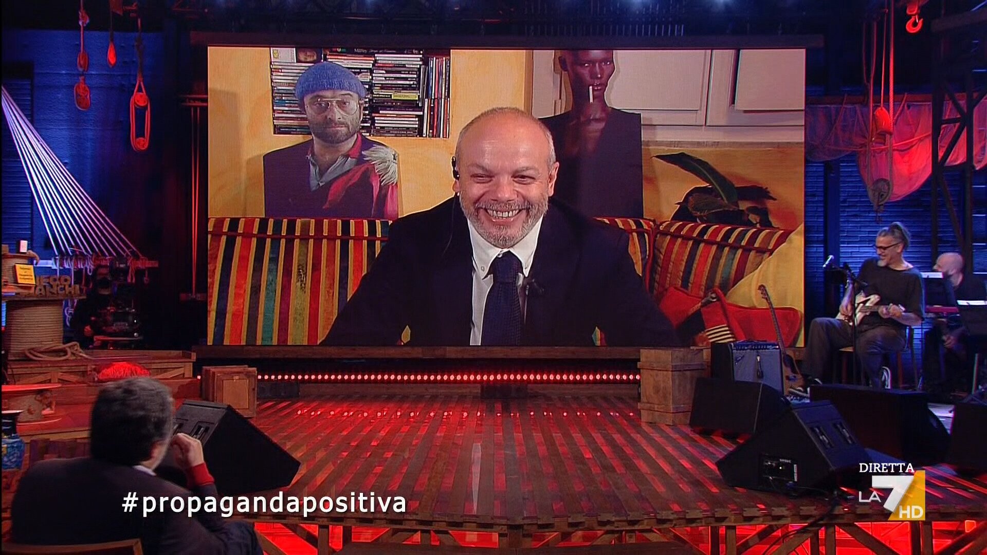 Propaganda Live, Diego Bianchi positivo al Covid conduce da casa: “Vorrei dirvi che è una gag e invece…”