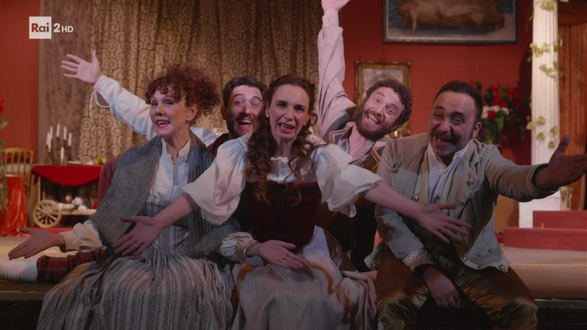 Una pezza di Lundini gioca ancora con la metatelevisione: parte la ricerca al nuovo jingle di Rai 2. Ma l’attrazione principale resta Emanuela Fanelli
