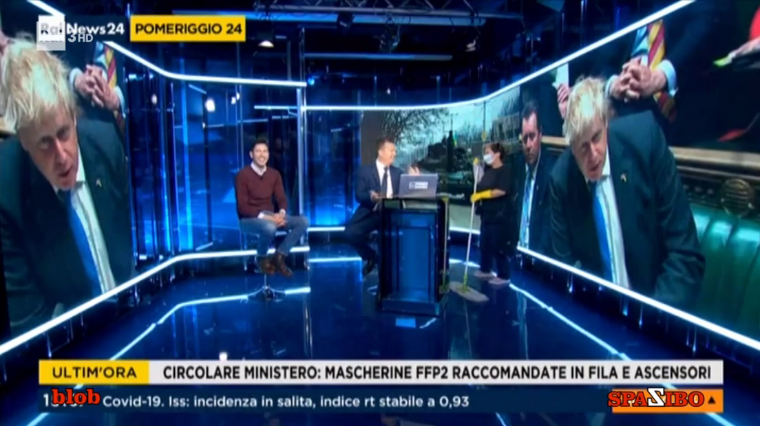 La signora delle pulizie entra nella diretta di Rai News 24: il fuori programma strappa il sorriso (VIDEO)