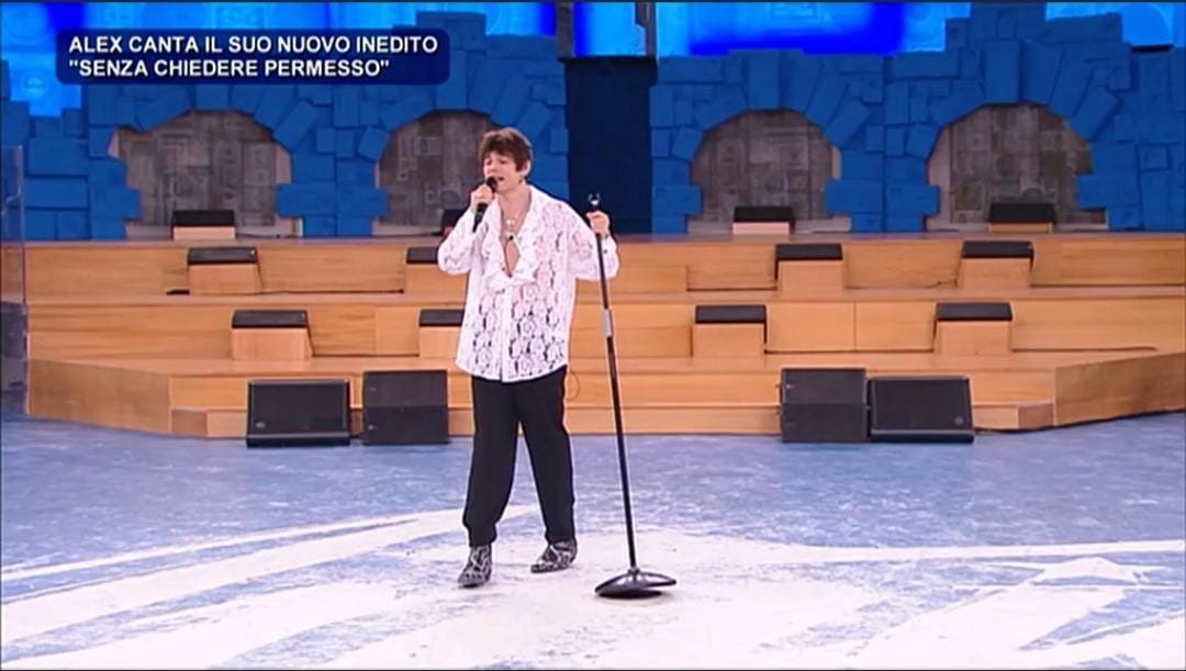 Senza chiedere permesso, Alex: testo e significato della canzone (Amici 2022)