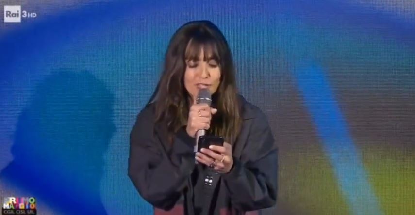 Concerto Primo Maggio 2022, Fedez ironico sulla sua assenza, Ambra legge le parole del rapper e lo saluta in diretta (video)