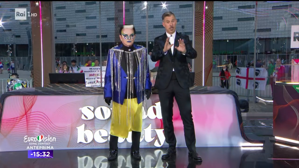 Eurovision Song Contest 2022, Cristiano Malgioglio veste i colori dell’Ucraina per la finale