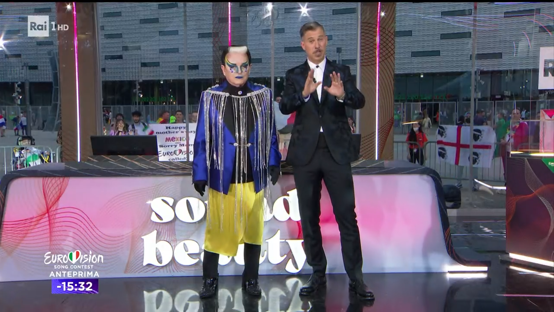 Eurovision Song Contest 2022, Cristiano Malgioglio veste i colori dell’Ucraina per la finale