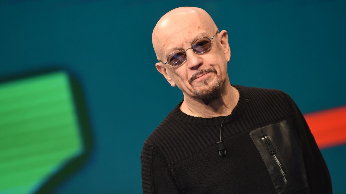 Enrico Ruggeri commenta il caso “Blanco molestato” e il web lo critica: la replica del cantante