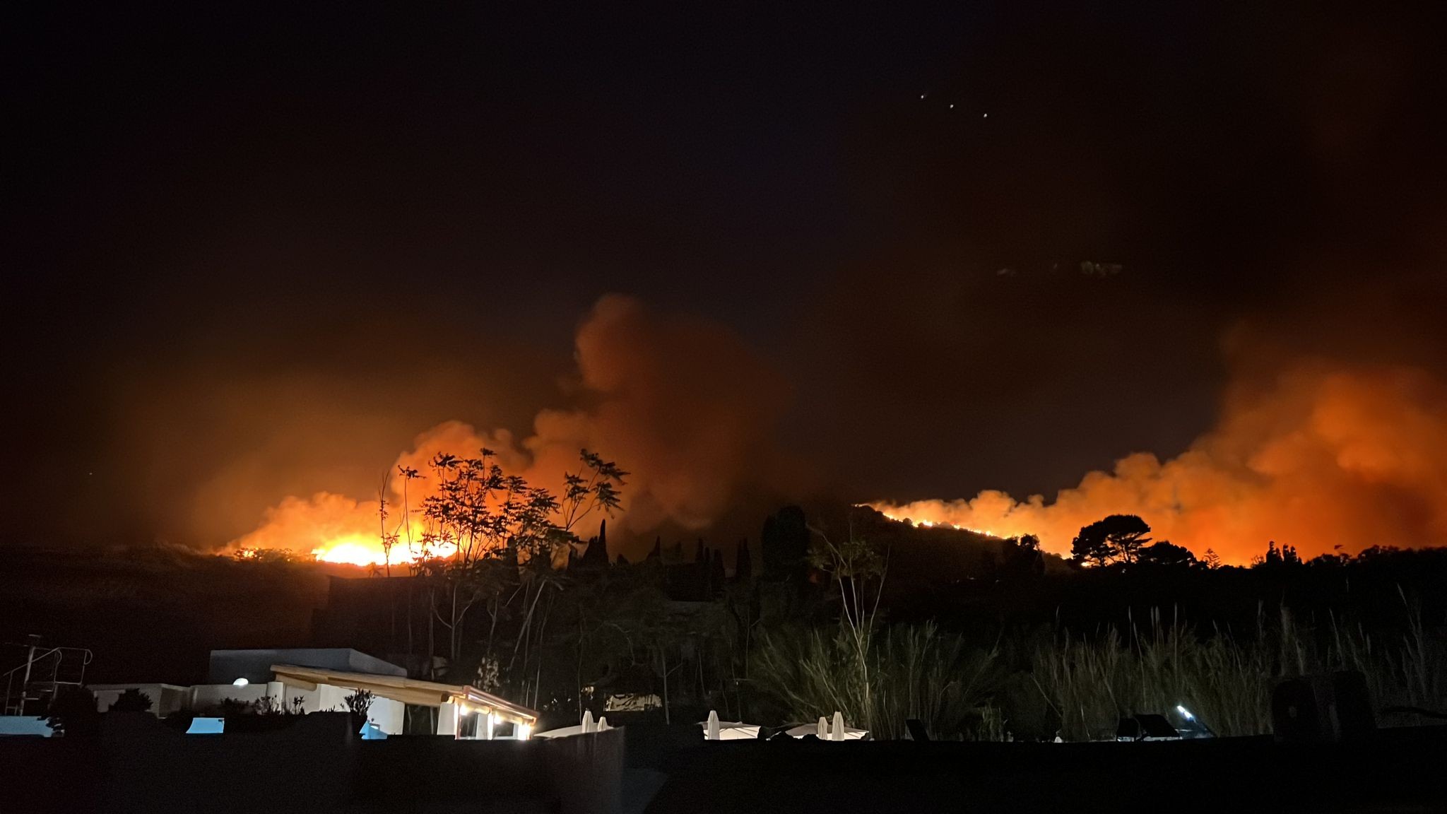 Incendio a Stromboli durante le riprese di una fiction: Codacons accusa Rai, l’azienda smentisce coinvolgimento