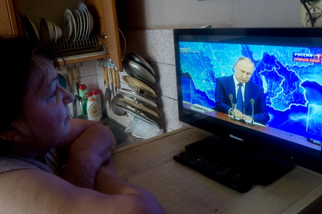Russia, durante la parata compare in tv un messaggio contro la guerra in Ucraina