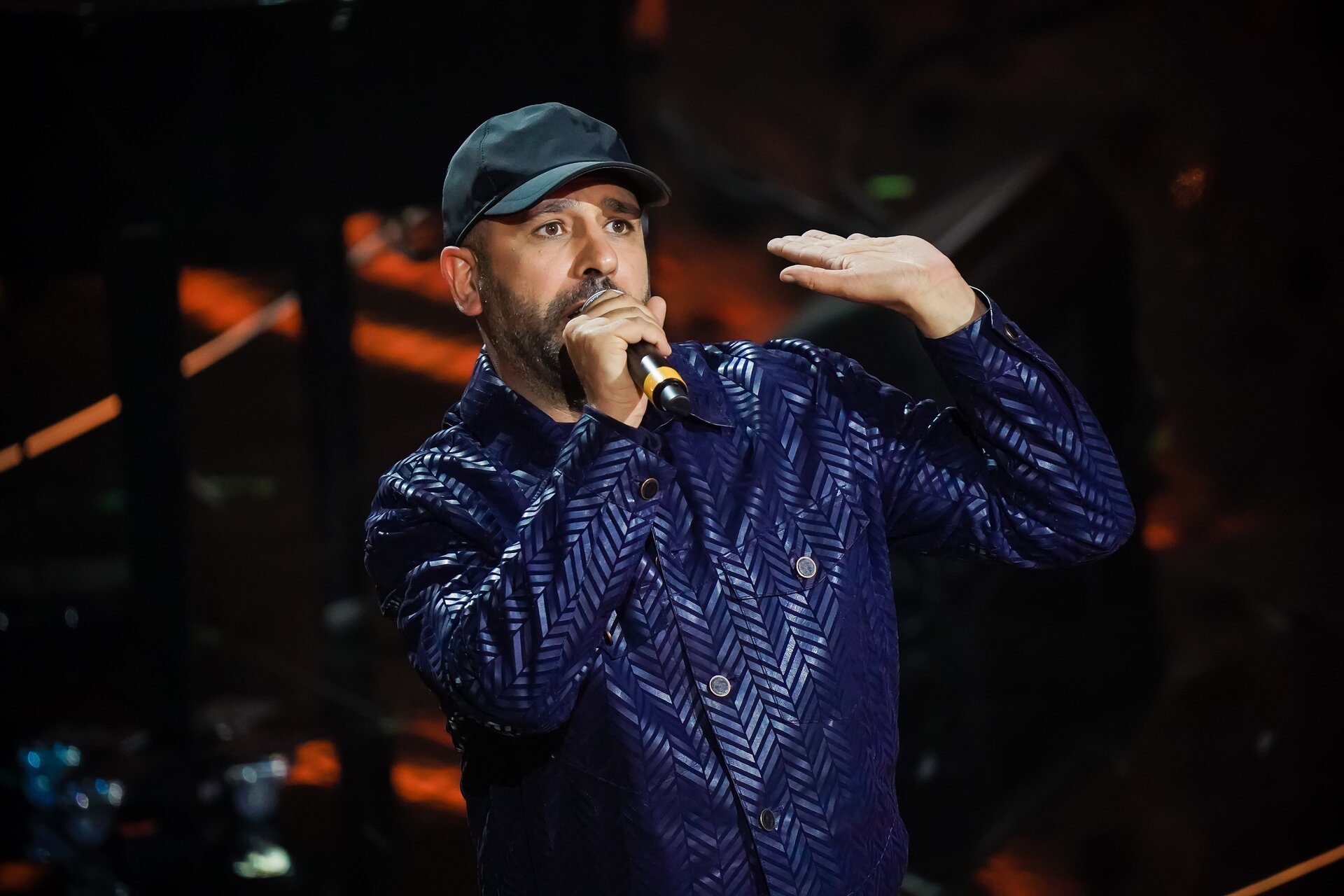 Sulla barca dell’oligarca, Checco Zalone: testo e significato, ascolta la canzone