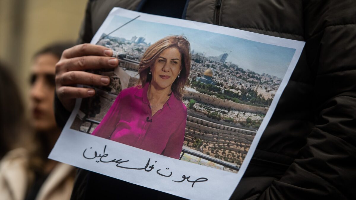 Scontri al funerale della giornalista di Al Jazeera. Le tensioni riprese in diretta (VIDEO)