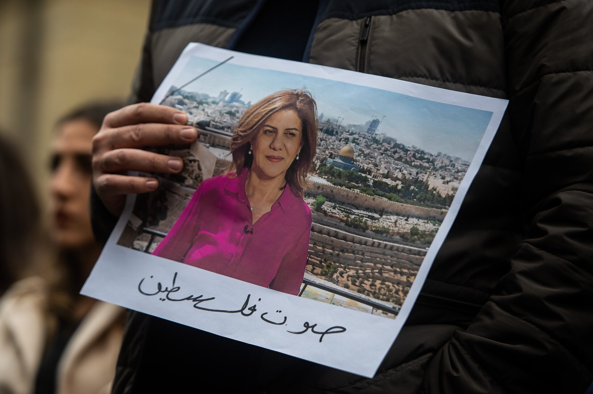 Scontri al funerale della giornalista di Al Jazeera. Le tensioni riprese in diretta (VIDEO)