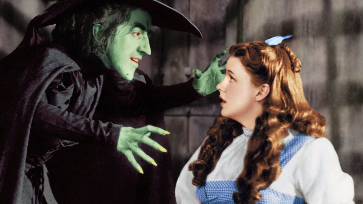 Il Mago di Oz: un giudice sequestra l’abito di scena di Judy Garland battuto all’asta per oltre un milione di dollari