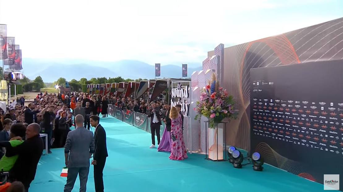 Eurovision Song Contest 2022, un ragazzo tenta di invadere il Turquoise Carpet