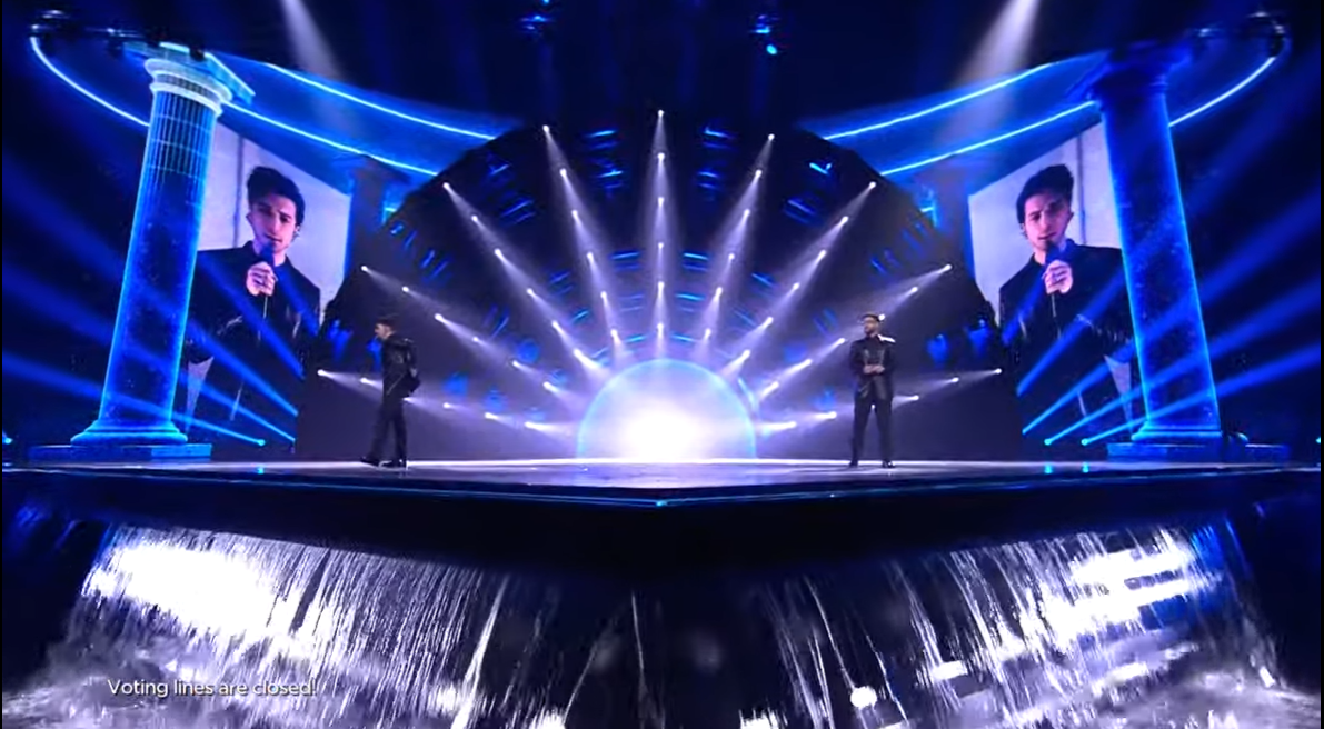 Eurovision 2022, l’esibizione de Il Volo (tra colonne, fontane e fuochi d’artificio)