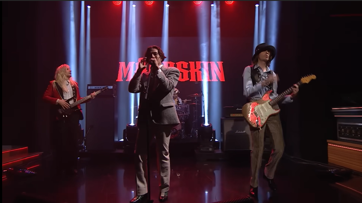 I Maneskin al Jimmy Fallon Tonight Show con Supermodel (e con un ‘nuovo’ bassista)