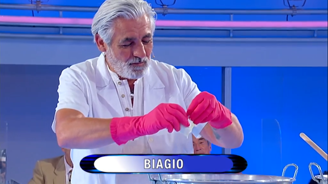 Uomini e Donne: Biagio ‘seduce’ con le sue mozzarelle, Maria de Filippi: “Ti hanno scoperto”