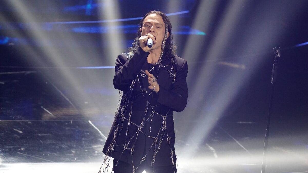 Album e singoli in Italia, Sanremo regge ancora dopo tre mesi, Amici non replica il boom del 2021