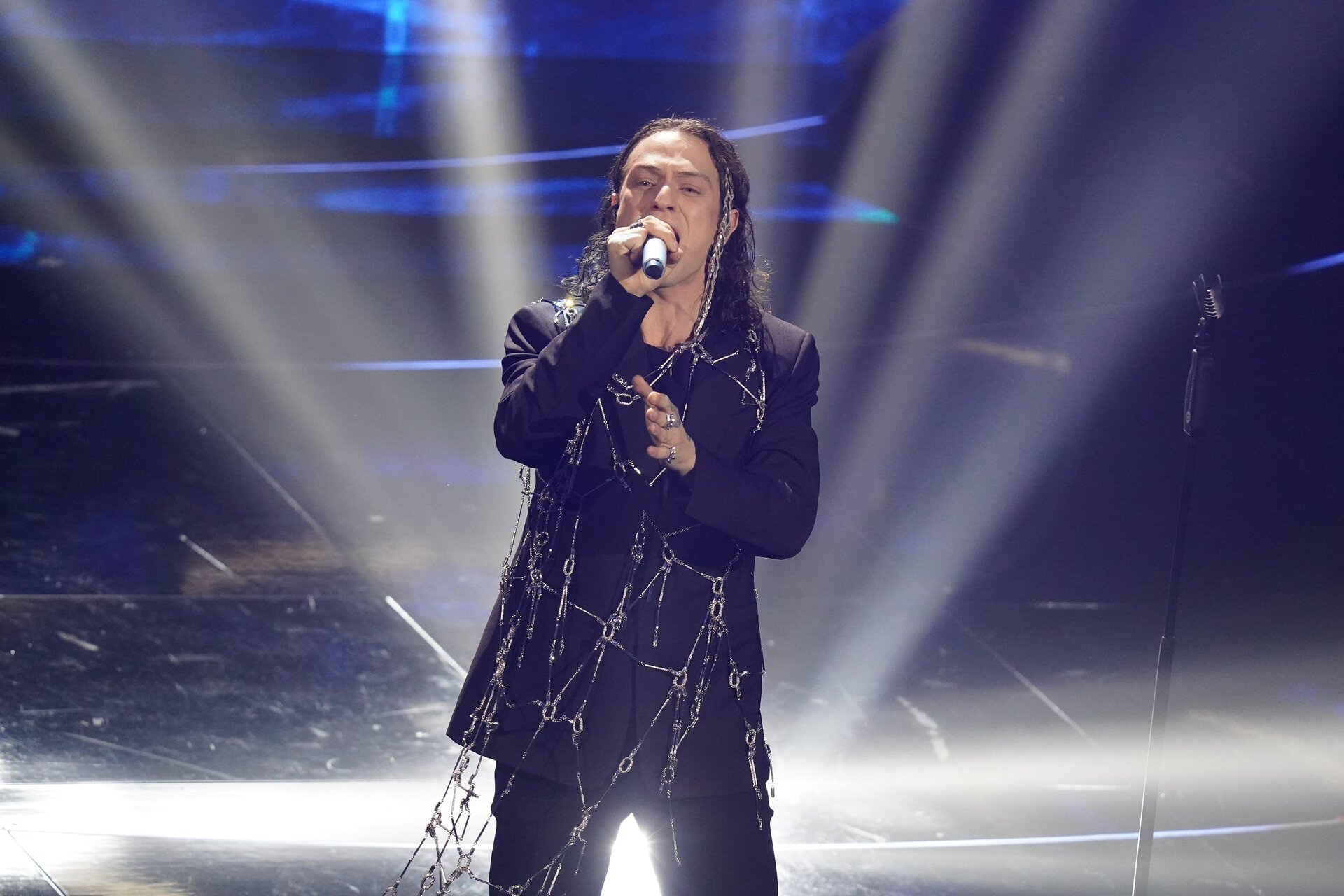 Album e singoli in Italia, Sanremo regge ancora dopo tre mesi, Amici non replica il boom del 2021