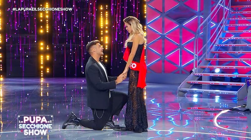 La Pupa e il Secchione Show: Elena Morali riceve la proposta di matrimonio da Luigi Mario Favoloso (video)