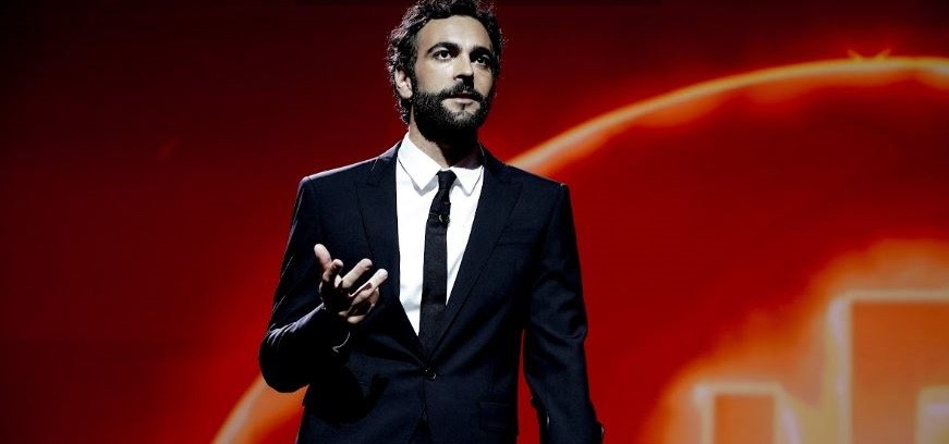 Marco Mengoni, il monologo a Le Iene (e le stampelle per il problema al crociato) #MengoniLeIene