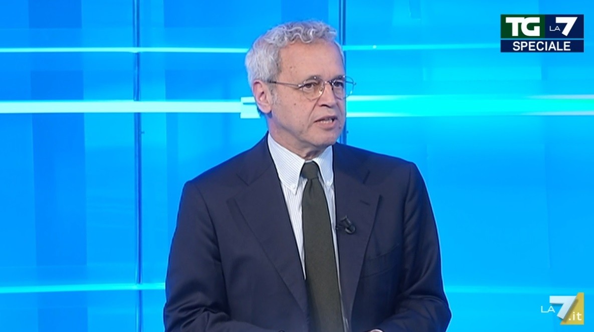 Tg La7, difficoltà di collegamento con Bruxelles e Mentana si infuria: “Non possiamo risparmiare sulla decenza”