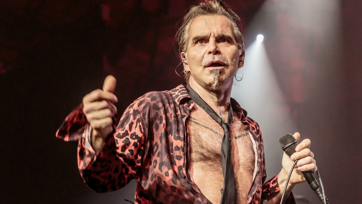 Piero Pelù, la caduta durante il concerto a Milano: come sta? (video)
