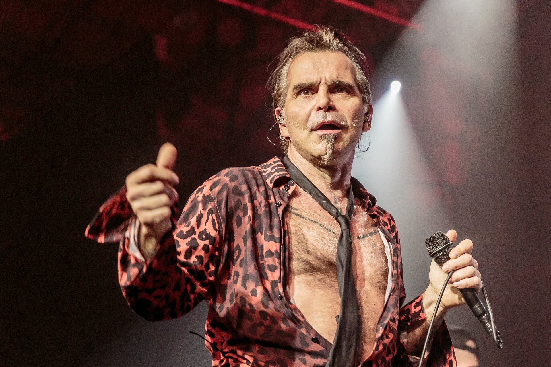 Piero Pelù, la caduta durante il concerto a Milano: come sta? (video)