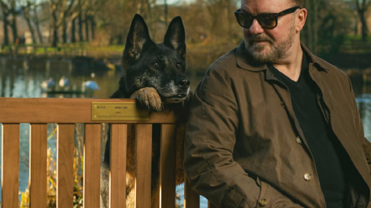Ricky Gervais accusato di transfobia per lo special SuperNature su Netflix. Lo stand up comedian si difende: “Dobbiamo superare i tabù”