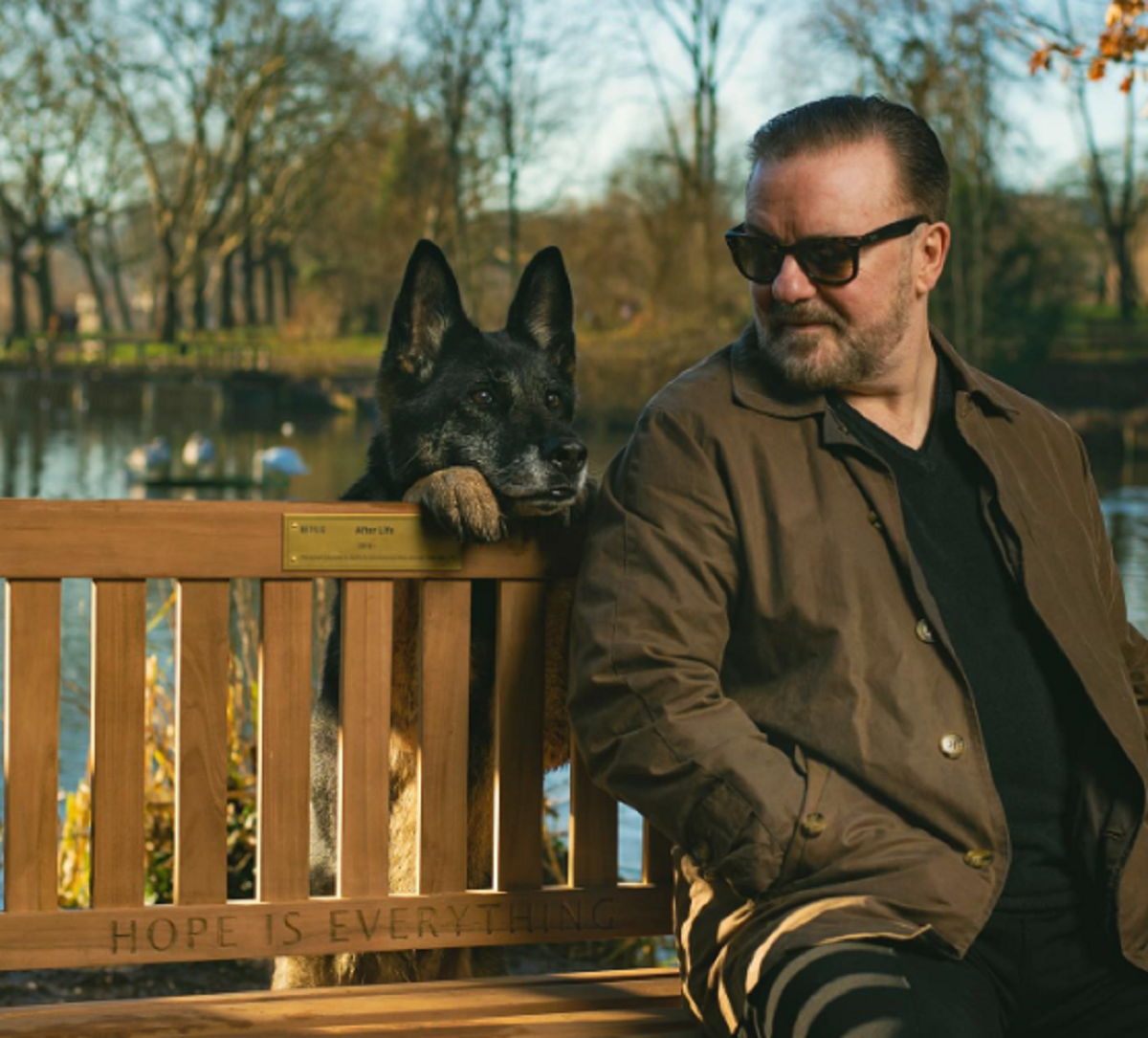 Ricky Gervais accusato di transfobia per lo special SuperNature su Netflix. Lo stand up comedian si difende: “Dobbiamo superare i tabù”