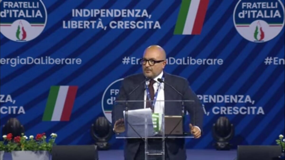 Se la polemica per il direttore del Tg2 sul palco della Meloni oscura quelle del Concertone (comunque all’evento di Fdi erano presenti altri tre dirigenti Rai)