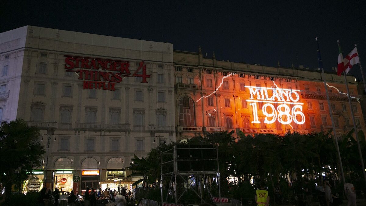 Stranger Things 4, Piazza Duomo a Milano torna negli anni Ottanta per la quarta stagione (subito in tendenza sui social)