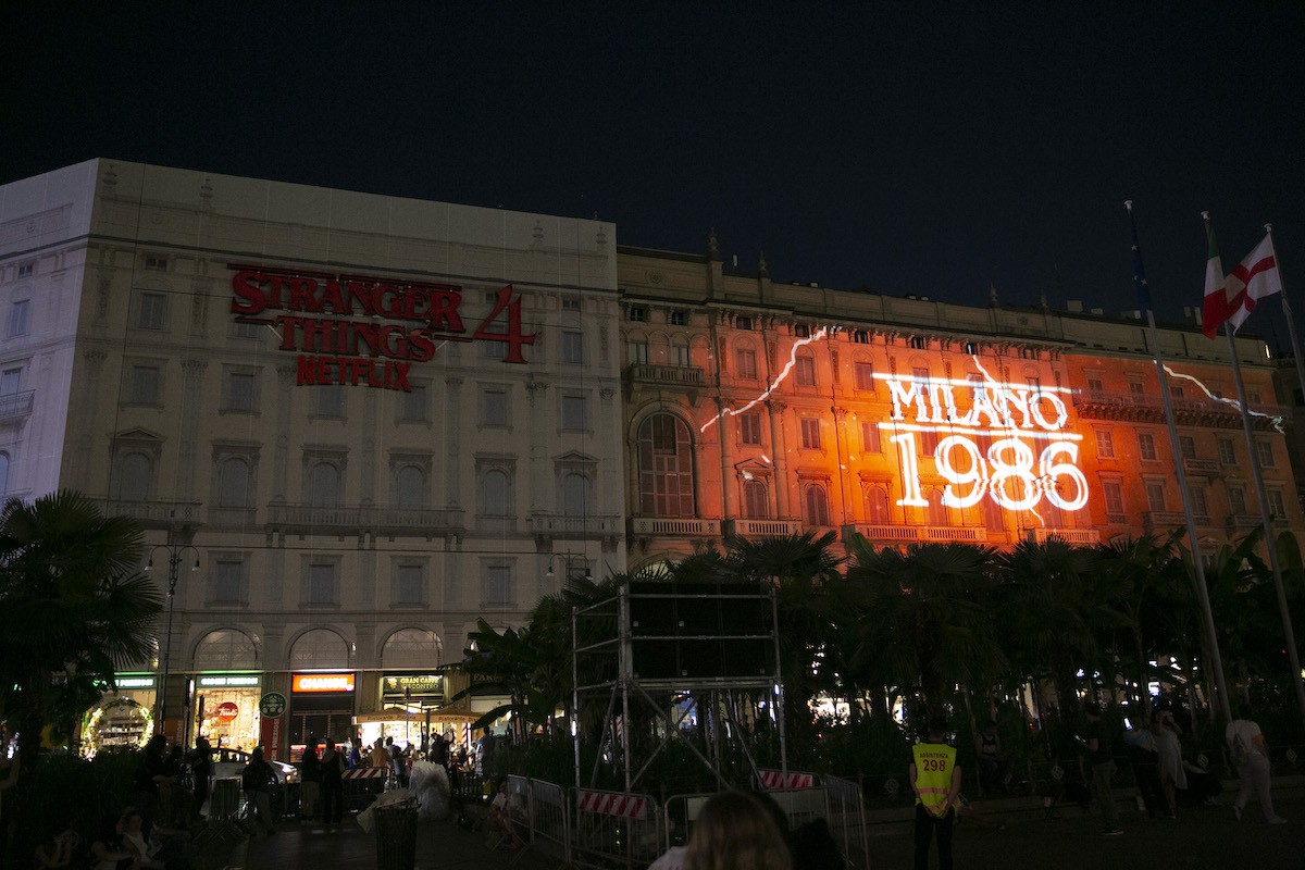 Stranger Things 4, Piazza Duomo a Milano torna negli anni Ottanta per la quarta stagione (subito in tendenza sui social)
