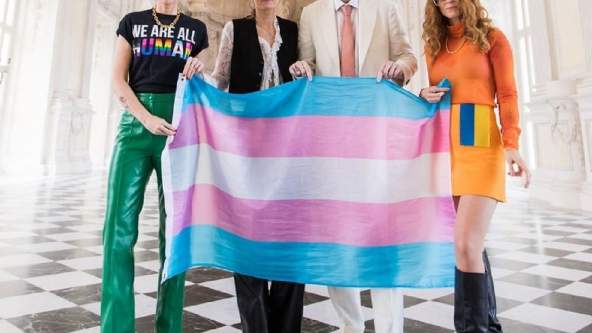 Eurovision Song Contest 2022, su Rai 1 esordisce la bandiera dei diritti trans grazie alle Systur