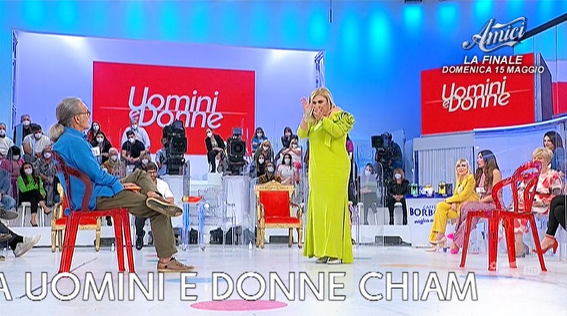 Uomini e Donne, è scontro tra Tina e Fabio N.: “Sei proprio brutto fuori e dentro” (video)