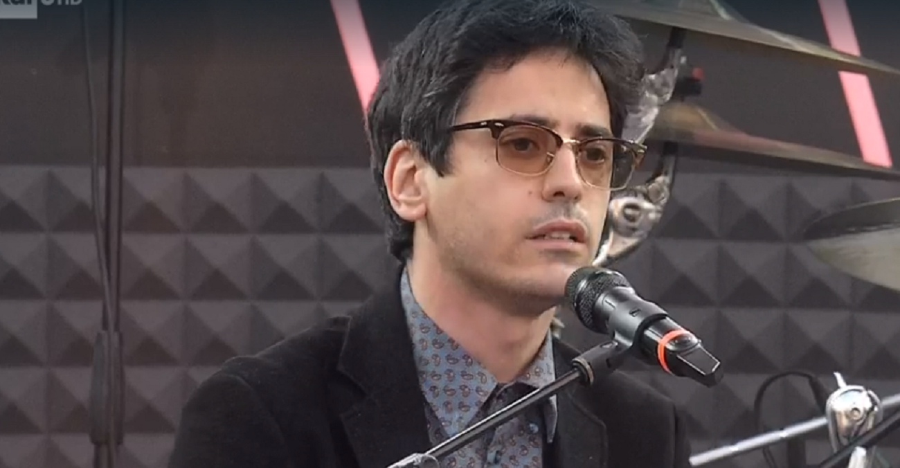 Valerio Lundini prende in giro la retorica al Concerto del Primo Maggio con “La guerra è brutta”